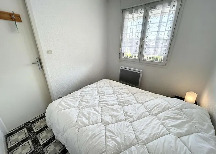 En Front De Avec Balcon Et Parking Privatif - Fr-1-361-360 *