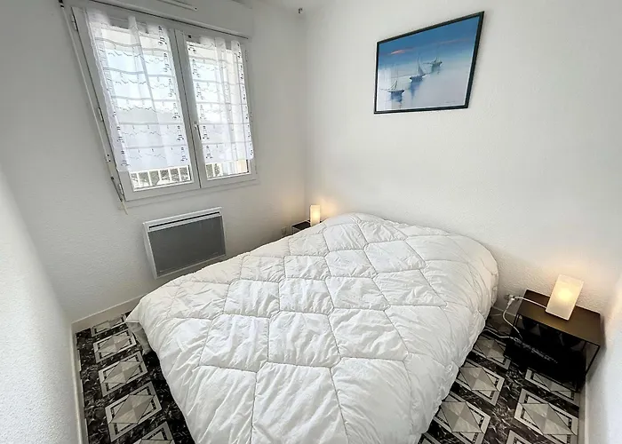 En Front De Avec Balcon Et Parking Privatif - Fr-1-361-360